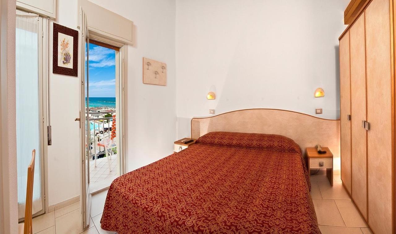 Hotel Saint Tropez Spa & Restaurant Lido Di Savio Rum bild